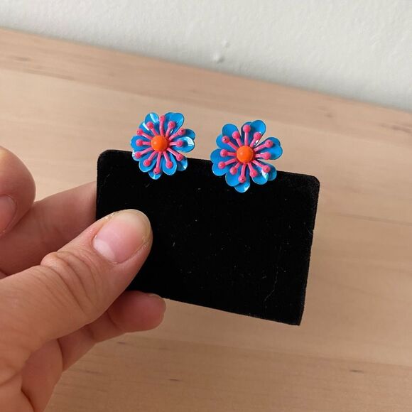 1960s Vintage Mod Flower Power Earrings - Picture 3 of 5
